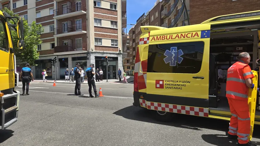 Un camión atropella a una mujer que cruzaba un paso de peatones en la avenida de Villamayor | Andrea Mateos