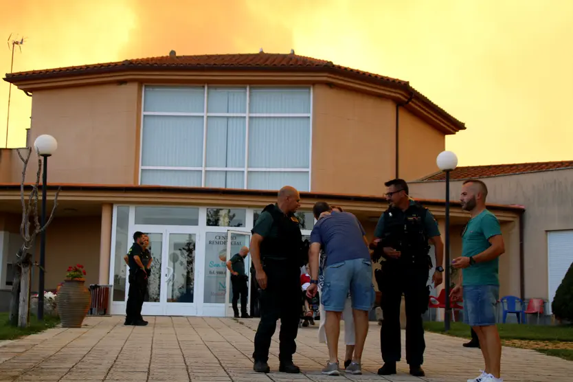 Guardia Civil Ayuda a Evacuar La Residencia De Muga De Sayago Durante El Incendio De Fermoselle
