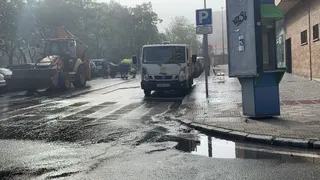 Reventón de la tubería del agua en la calle Ferral