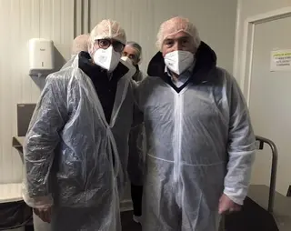 Visita de José Julio Carnero a la cooperativa dehesa Grande en Vitigudino, acompañado de Javier Iglesias