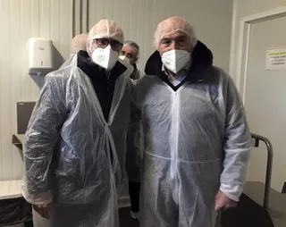 Visita de José Julio Carnero a la cooperativa dehesa Grande en Vitigudino, acompañado de Javier Iglesias