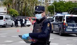 Policia con mascarilla