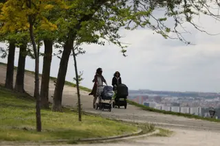 Dos mujeres pasean con sus bebés en carrito.