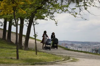 Dos mujeres pasean con sus bebés en carrito.