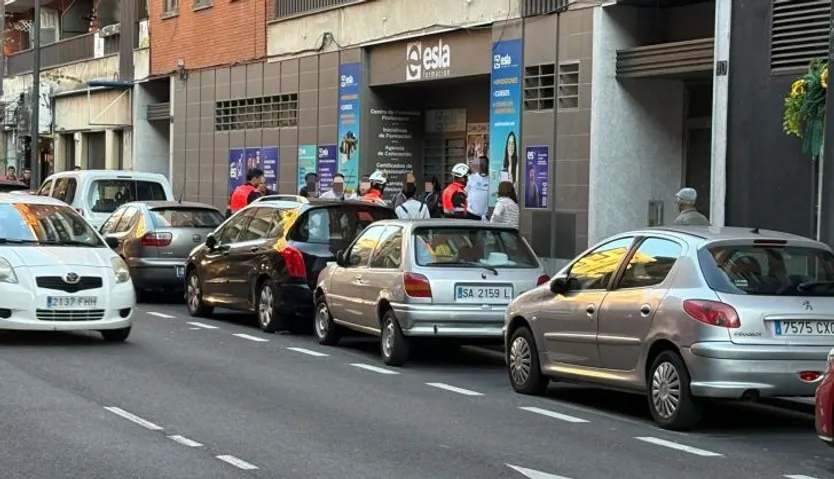 Bomberos entrando en una academia de la calle del Doctor Gómez Ulla