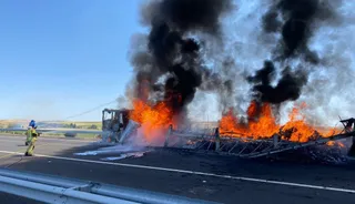 Así ha quedado el camión incendiado en la A 62 a la altura de Parada de Rubiales | Foto: ZAMORA24HORAS
