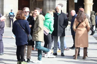 La Corporación municipal se suma a la convocatoria de la Federación Española de Municipios y Provincias (FEMP) guardando un minuto de silencio en homenaje a las víctimas del incendio de Valencia. Lugar: Plaza Mayor