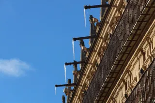 GALERÍA | Los bomberos retiran peligrosos carámbanos de hielo formados en la Plaza Mayor