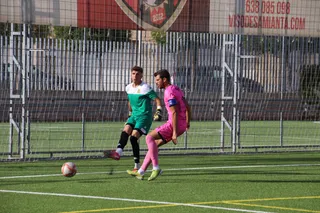 De la Nava presiona al portero del Alcorcón B | FOTO SALAMANCA24HORAS.COM