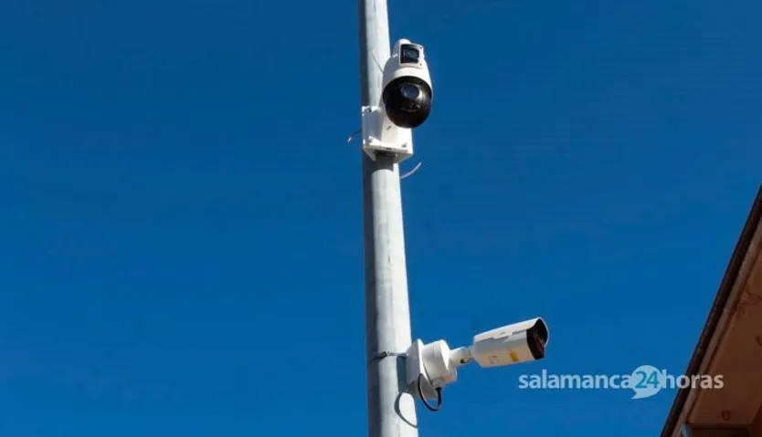 Cámaras de vigilancia en la plaza del Maestro Luna, barrio de San José por las carreras ilegales. Foto S24H
