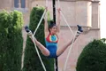 Circo contemporáneo con una chica colgada del moño bailando en el aire | Imágenes Andrea Mateos