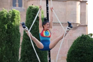 Circo contemporáneo con una chica colgada del moño bailando en el aire | Imágenes Andrea Mateos