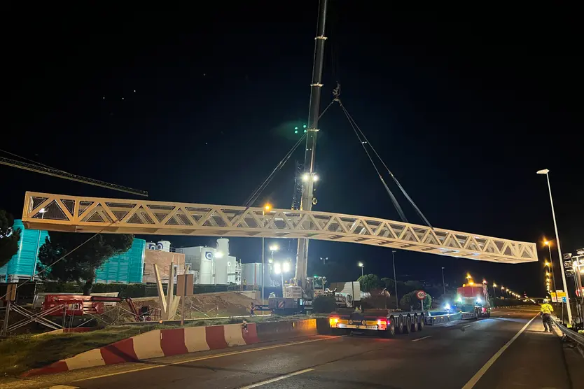 Instalación de la pasarela peatonal sobre la A-20 en Carbajosa
