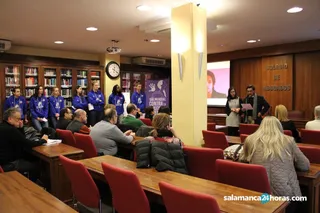 Actos colegio abogados 25N con jugadoras Perfumerías Avenida (21)