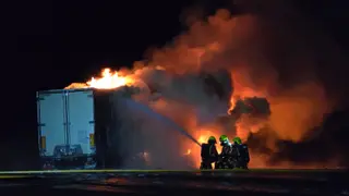 Los bomberos de Salamanca extinguen un fuego en la rotonda de Buenos Aires