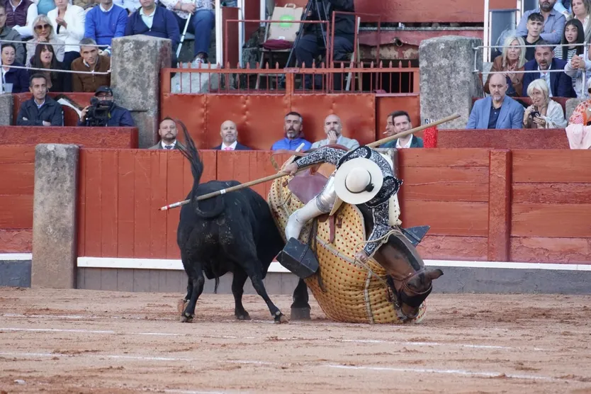 El picador Aurelio Cruz derribado en el cuarto toro de la tarde