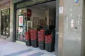 Un comercio coloca una improvisada barrera de cestas para que no entren los clientes al cortarse el suministro eléctrico