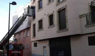 Desprendimientos en una fachada de la calle Pico Maladeta