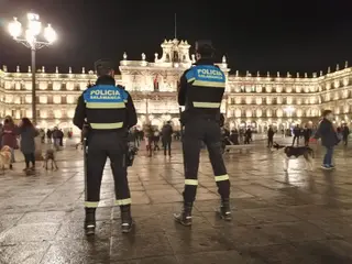 Dos agentes de la Policía Local en la Plaza Mayor | Foto: S24H