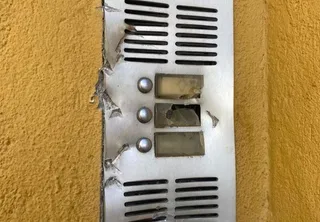 Destrozos materiales en la vivienda de la víctima