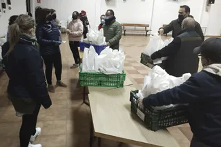 Algunos de los voluntarios que han repartido el centenar de menús de esta cena solidaria de Villoruela