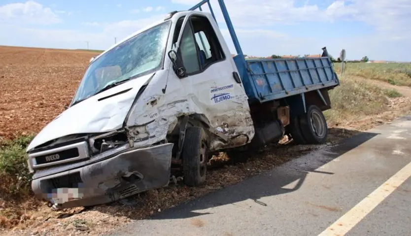 Choque frontal entre un camión y un coche en Calvarrasa de Arriba. Fotos Andrea M. (4)