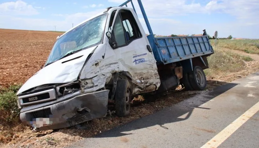 Choque frontal entre un camión y un coche en Calvarrasa de Arriba. Fotos Andrea M. (4)