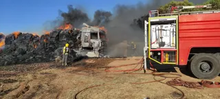 Bomberos extinguen un fuego en un camión de paja en el casco urbano de Castellanos de Villiquera (3)
