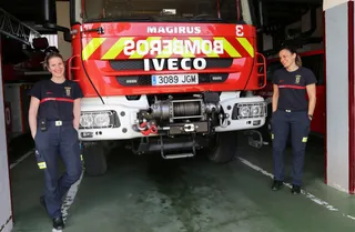 Las bomberas palentinas Laura e Isabel en el Parque de Bomberos de Palencia. | FOTO: ICAL