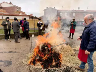 La tradicional matanza vuelve a reunir a los vecinos de La Vellés
