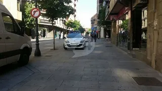 Otro camión de reparto derriba una farola ornamental del casco histórico
