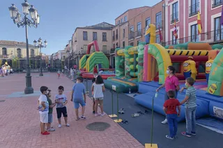 Los más pequeños han disfrutado este miércoles de los juegos infantiles instalados en las plazas