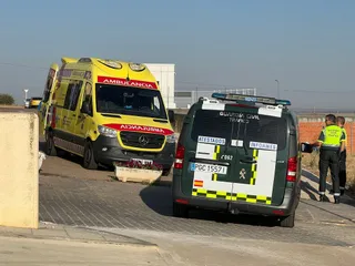 Una salida de vía de una furgoneta en Carrascal de Barregas deja herido a un hombre