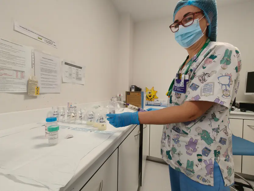 Inma Sánchez es TCAE que manipulaba la leche donada con total seguridad para los bebés.