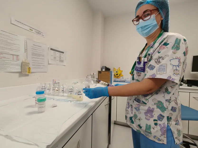 Inma Sánchez es TCAE que manipulaba la leche donada con total seguridad para los bebés.