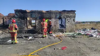 Bomberos en un Incendio de basuras en Puente Ladrillo (25)