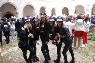 Chicas disfrazadas de policía durante unas fiestas de facultad | Foto Andrea
