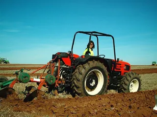 Mujer trabajando en el campo. Foto de archivo