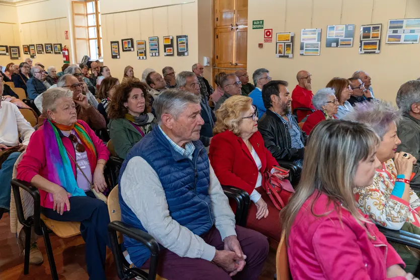 Asistentes a la charla del PSOE en Pizarrales
