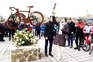 Los padres de Estela Domínguez en la manifestación ciclista en recuerdo de su hija. Rubén Cacho ICAL