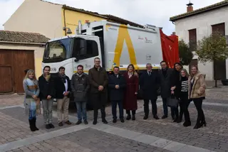 Nuevo camión de residuos de la Junta de Castilla y León en el Bajo Pisuerga presentado por Luis Miguel González Gago