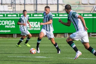 Pep Caballé conduce en una acción de ataque / FOTO Racing Ferrol.