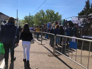 A punto de llegar a las manos en El Rastro de Salamanca por la colocación inesperada de vallas para guiar a los visitantes a determinados puestos: “De aquí va a salir el virus”
