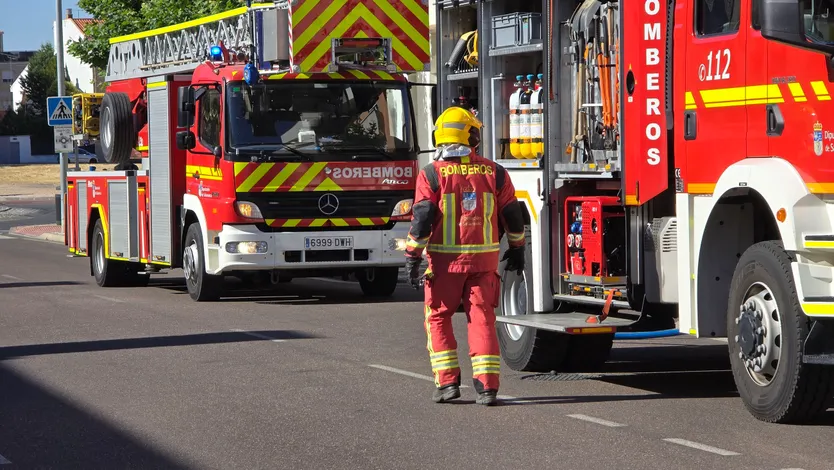 Incendio en una vivienda en los edificios La Yedra en Santa Marta de Tormes con la Policía Local y la Guardia Civil de Salamanca