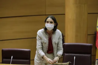 La ministra de Industria, Comercio y Turismo, Reyes Maroto, protegida con mascarilla, momentos antes de comparecer en el Senado en comisión de su departamento. En Madrid (España), a 10 de junio de 2