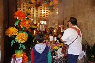 Inauguración del Altar de los Muertos en la Casa de las Conchas