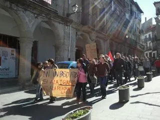 Varios cientos de personas recorren las calles contra la Reforma Laboral