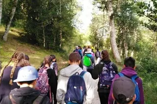 Jóvenes en un campamento de verano