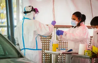 Sanitarios haciendo pruebas PCR del coronavirus (3)