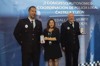 Los policías municipales Eugenio Álvarez y Avelino García, junto a la alcaldesa de Peñaranda, Carmen Ávila